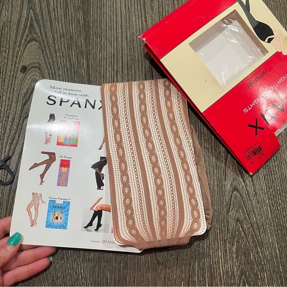 NWT Spanx Patterned Tight-End-Tights Bodyshaping Stretch Fitted Nude Size B - Picture 3 of 5